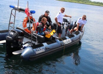Tarnobrzeg. Służby ratownicze ćwiczyły na jeziorze.