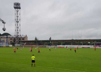 Ostrowiec Św.: Pilkarze SKS Wisla Sandomierz przegrali na wyjezdzie z KSZO Ostrowiec Św. 2:1.