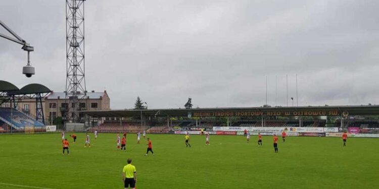 Ostrowiec Św.: Pilkarze SKS Wisla Sandomierz przegrali na wyjezdzie z KSZO Ostrowiec Św. 2:1.