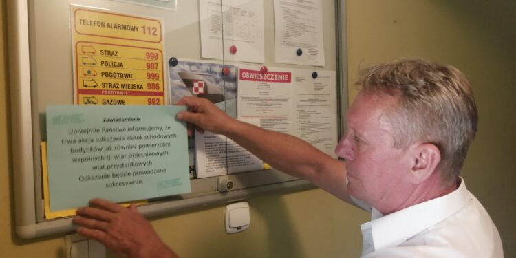 Sandomierz: Dezynfekcja klatek schodowych w prawobrzeżnej części miasta.