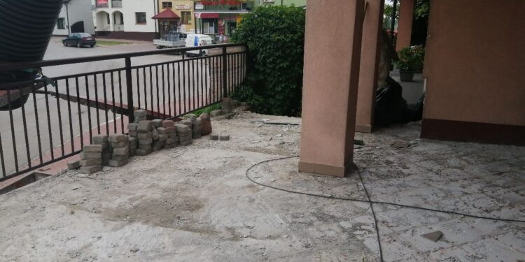 Koprzywnica: Rozpoczął się remont tarasów w budynku MGOKiS.