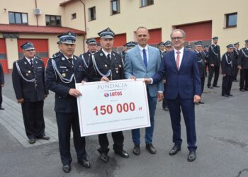 Stalowa Wola: OSP walczące z pożarem lasu w Obojnej otrzymały promesy od LOTOS-u