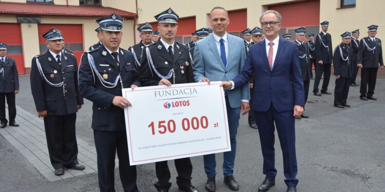 Stalowa Wola: OSP walczące z pożarem lasu w Obojnej otrzymały promesy od LOTOS-u