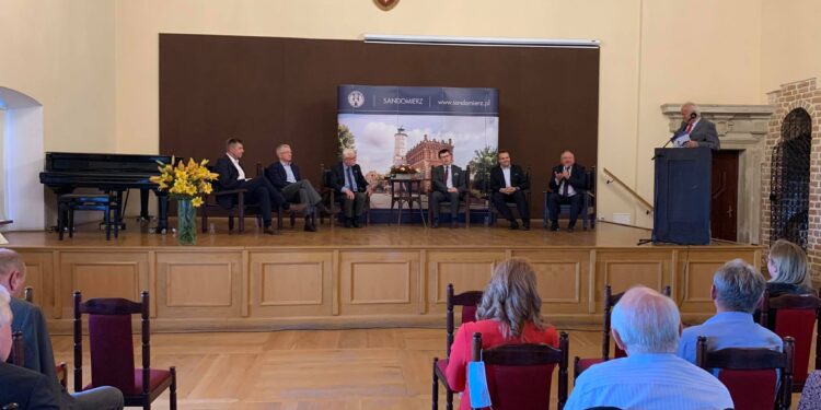 Sandomierz: 'O samorządzie – dla samorządowców. W 30. rocznicę samorządności w Polsce’.