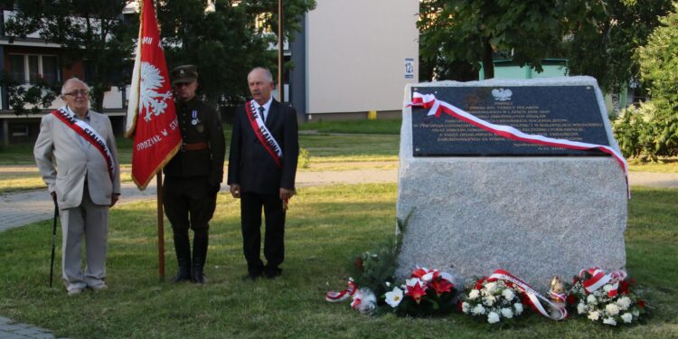 Stalowa Wola: Tablicą upamiętniono ofiary rzezi wołyńskiej
