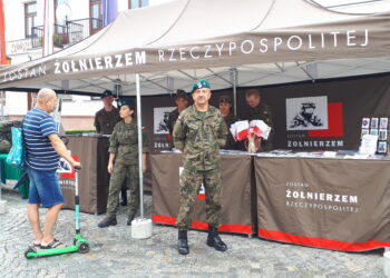 Sandomierz: Wojskowy klimat na Starym Mieście.