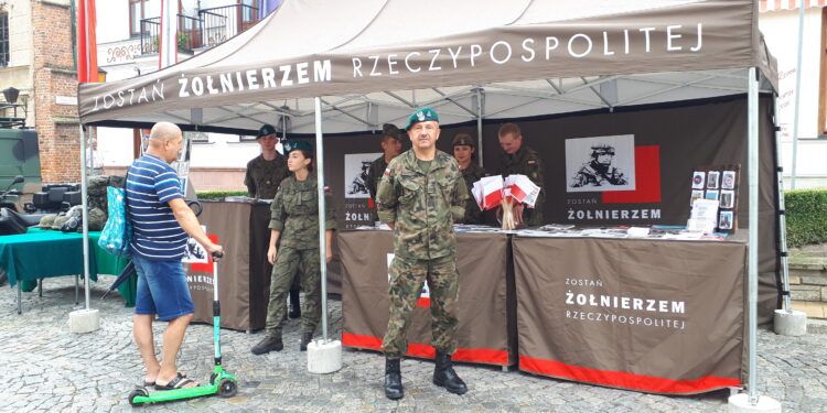 Sandomierz: Wojskowy klimat na Starym Mieście.