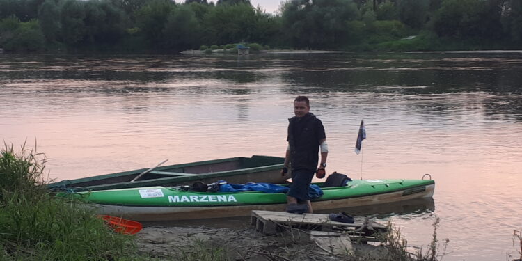 Sandomierz: Płynie kajakiem do Gdańska aby pomóc chorej dziewczynce.