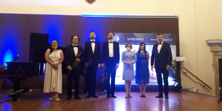 Sandomierz: Muzyka operowa i operetkowa w Zamku Królewskim.