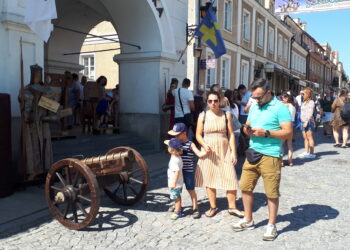 Sandomierz: Ostatnie chwile wakacji – turyści odwiedzają królewskie miasto.