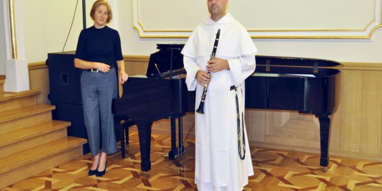 Tarnobrzeg. Koncert na zamkowym dziedzińcu.