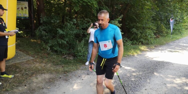 Tarnobrzeg. Maszerowali z kijami