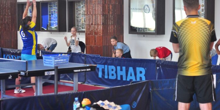 Tarnobrzeg: Nauka gry w tenisa stołowego przez zabawę.