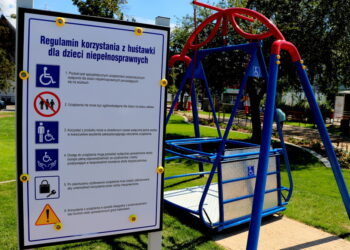Mielec: Huśtawka dla niepełnosprawnych na klucz.