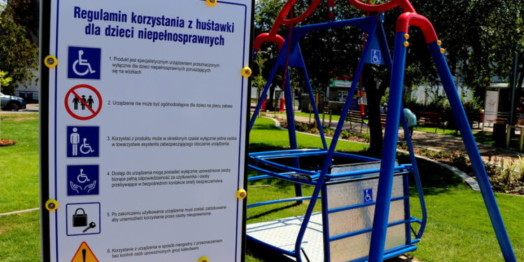 Mielec: Huśtawka dla niepełnosprawnych na klucz.