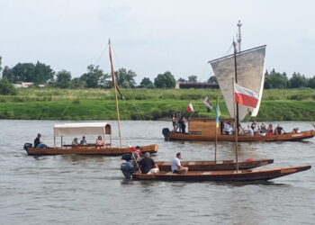 Tarnobrzeg. Drewniane łodzie wracają na Wisłę