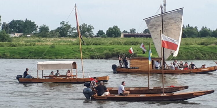Tarnobrzeg. Drewniane łodzie wracają na Wisłę