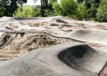 Przecław: Ruszyły prace nad budową toru rowerowego.