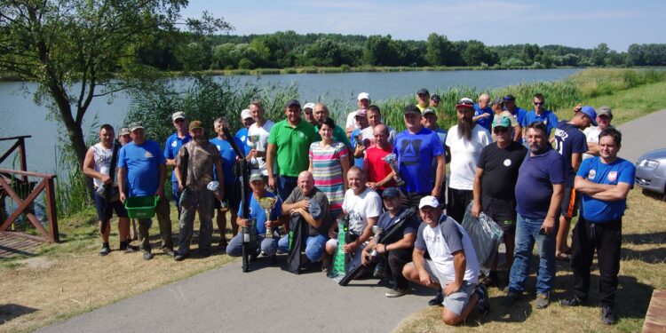 Koprzywnica: Zawody wędkarskie nad zalewem w Koprzywnicy.