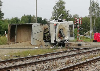 Przędzel: Tragiczny wypadek na przejeździe kolejowym, nie żyje kierowca ciężarówki