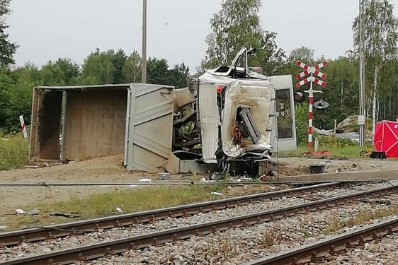 Przędzel: Tragiczny wypadek na przejeździe kolejowym, nie żyje kierowca ciężarówki