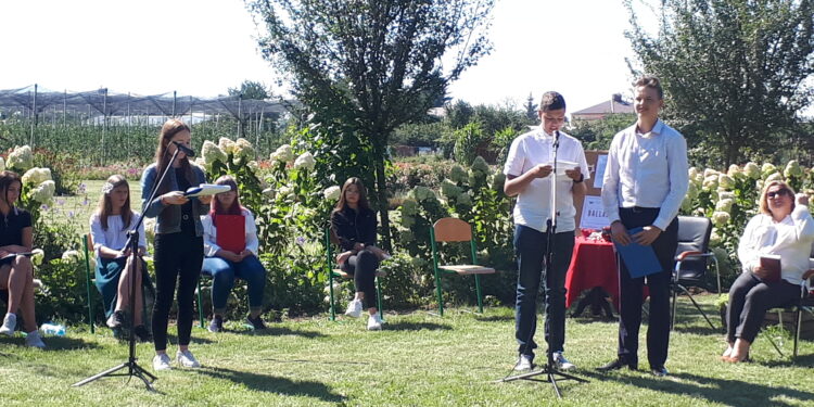 Sandomierz: Czytanie „Balladyny” w ogrodzie „Metamorfoza’.