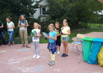 Sandomierz: Dzieci z „Przystanku Błonie” wraz z dorosłymi gośćmi sprzątały Pieprzówki.