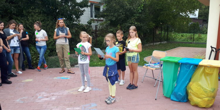 Sandomierz: Dzieci z „Przystanku Błonie” wraz z dorosłymi gośćmi sprzątały Pieprzówki.