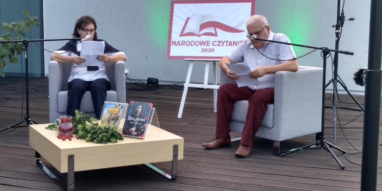 Mielec: Słowacki na tarasie biblioteki.