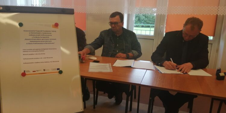 Gierlachów, Dwikozy, Sandomierz: Ostatnia szkoła w gminie będzie mieć salę gimnastyczną.