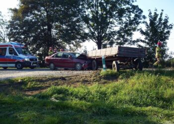 Baranów Sandomierski. Uderzył osobówką w przyczepę rolniczą