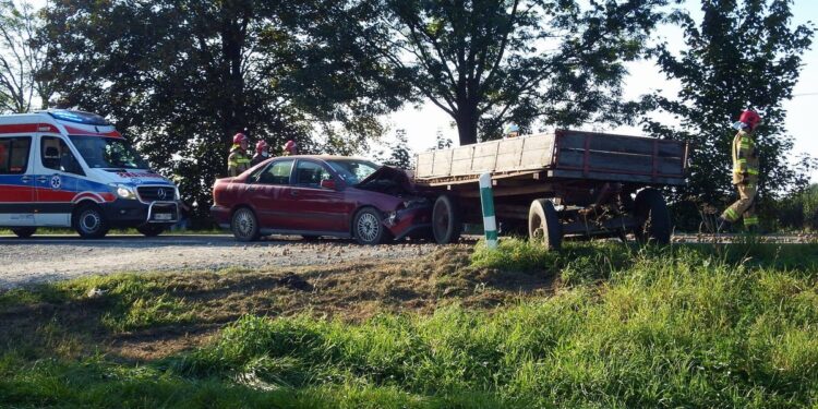 Baranów Sandomierski. Uderzył osobówką w przyczepę rolniczą