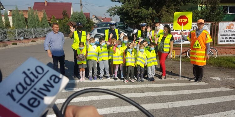 Powiat tarnobrzeski. Policjanci i pracownicy WORD w szkołach.
