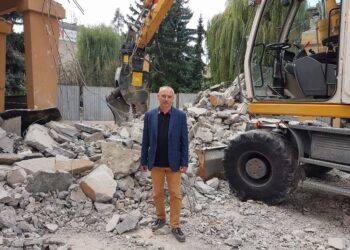 Tarnobrzeg. Pawilony przy ulicy Wyspiańskiego są rozdzielane.