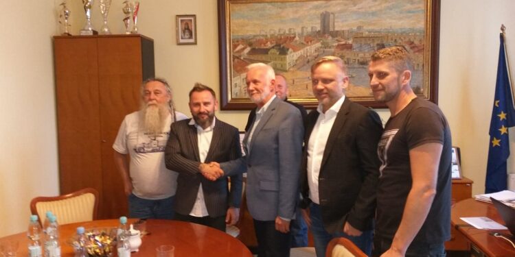 Tarnobrzeg. Raper, były poseł, Piotr Liroy Marzec z wizytą u prezydenta miasta.