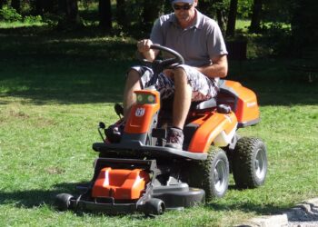 Grębów. Koszą nową maszyną.