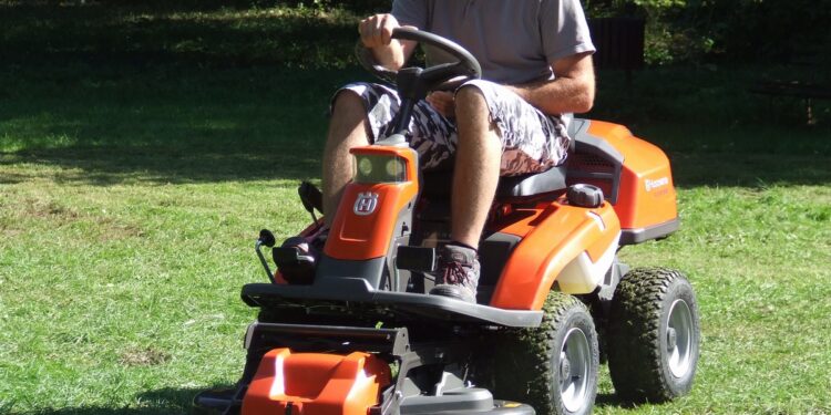 Grębów. Koszą nową maszyną.