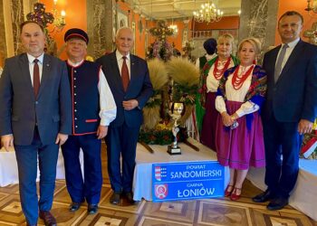 Kielce, Łoniów, Sandomierz, Opatów: Najpiękniejszy wieniec dożynkowy wykonano w Łoniowie.