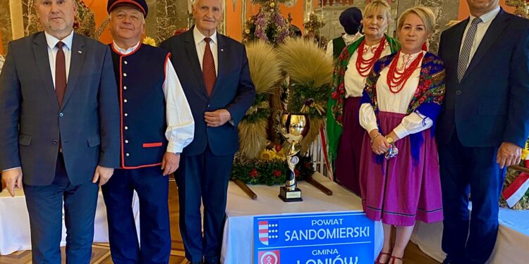 Kielce, Łoniów, Sandomierz, Opatów: Najpiękniejszy wieniec dożynkowy wykonano w Łoniowie.