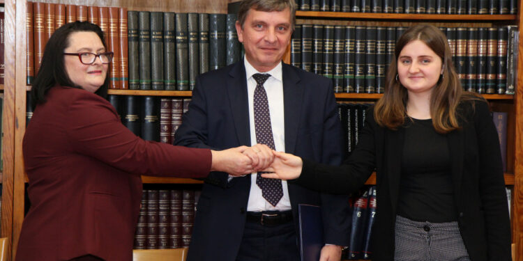 Świętokrzyskie: Młodzi radni z biblioteką