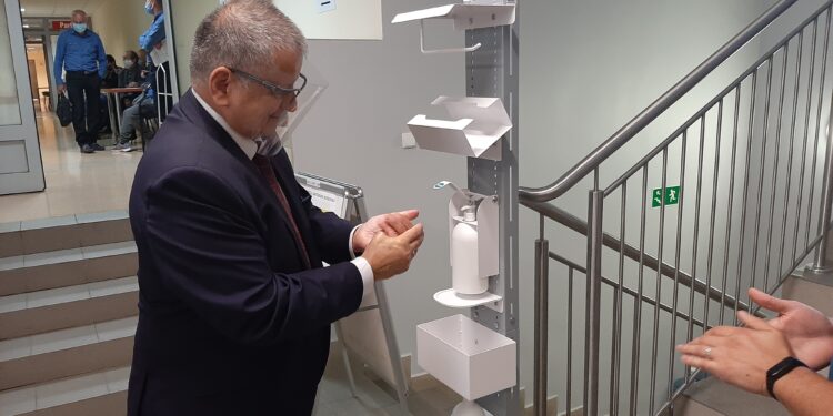 Mielec: Zamiast stolika z płynem jest dezynfektor