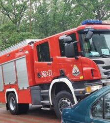 Nowa Dęba: Nie żyje mężczyzna, strażacy otworzyli drzwi mieszkania.