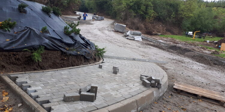 Samborzec: Nowe chodniki, odremontowana droga do kościoła i parking.