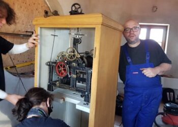 Tarnobrzeg. Zegar na wieży Zamku Dzikowskiego znowu żyje.