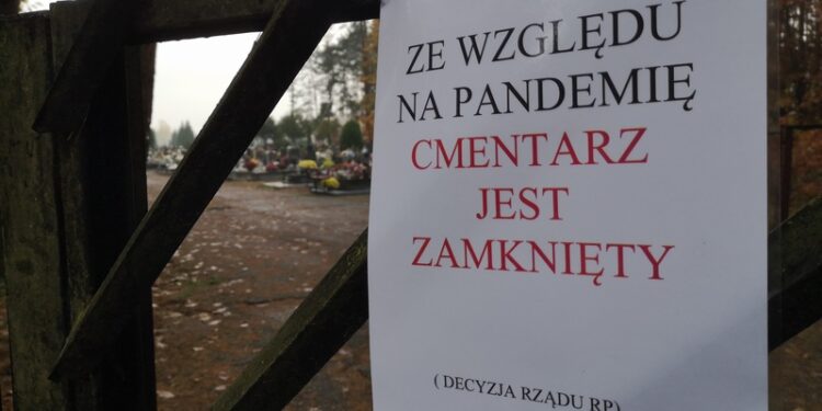 Tarnobrzeg. Zamknięte cmentarze, oburzeni sprzedawcy.