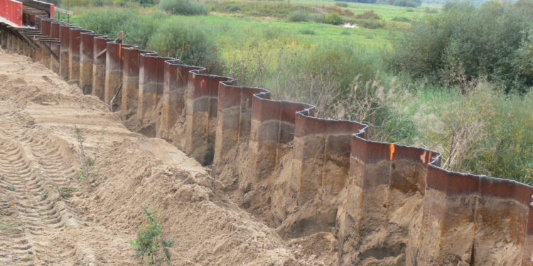 Sandomierz: Betonowy mur budzi zastrzeżenia mieszkańców.