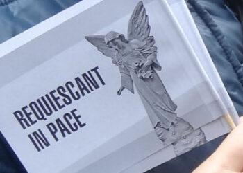 Stalowa Wola: Po raz kolejny chorągiewki na grobach przypominają o Pionierach Stalowej Woli