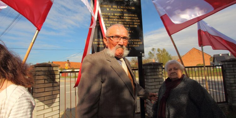Pilchów: Odsłonięto tablicę poświęconą kapitanowi Józefowi Sarnie