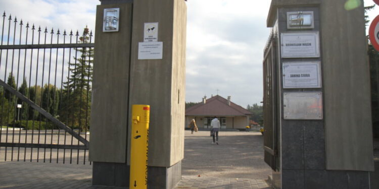 Mielec: Urządzenia do dezynfekcji dłoni teraz także przy cmentarzach