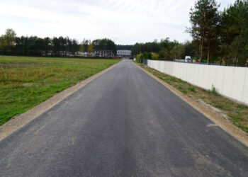 Zarzecze: Ulica Przemysłowa już z asfaltem